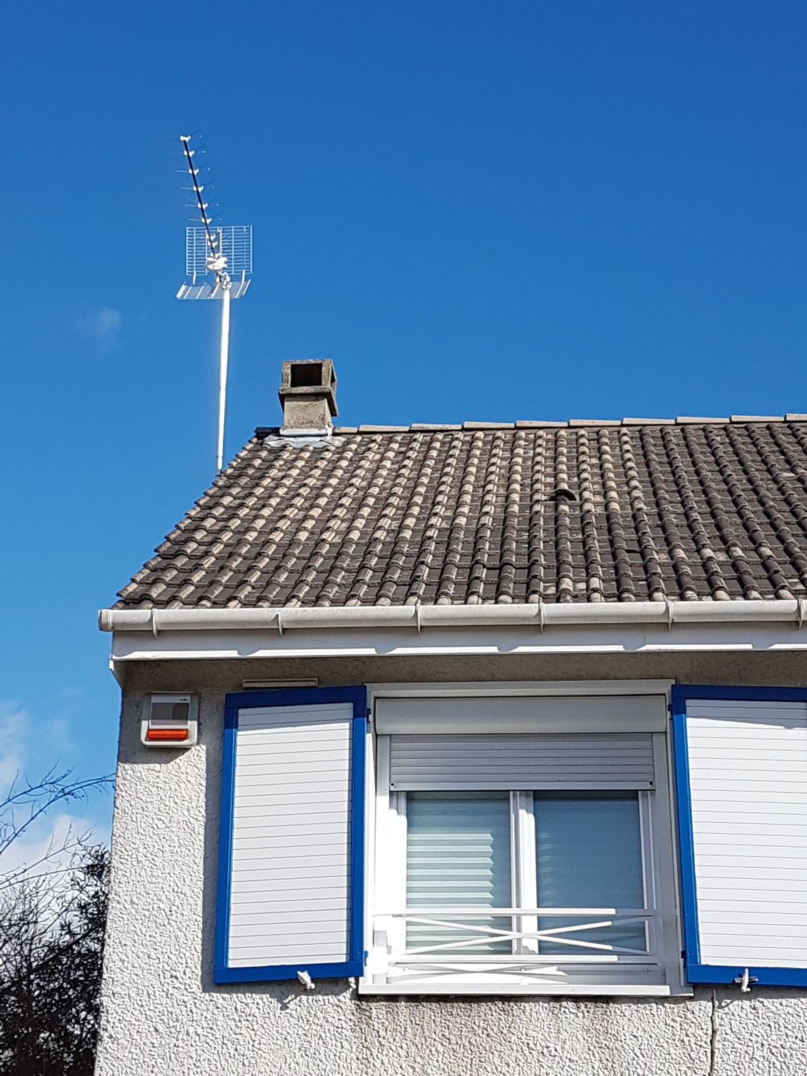 Antenne TV sur le toit d'une maison
