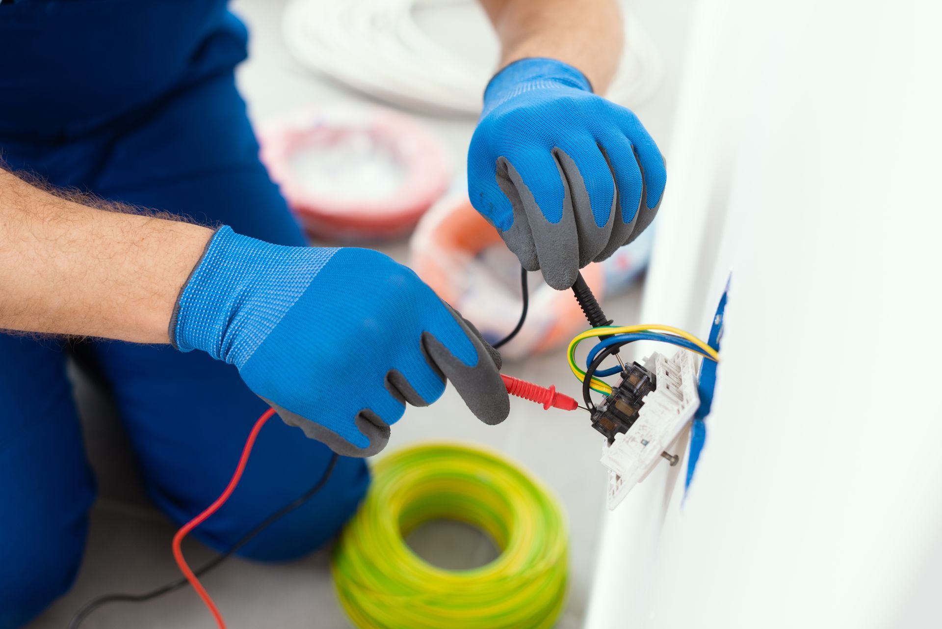 Réparage d'un câblage électrique d'une prise murale
