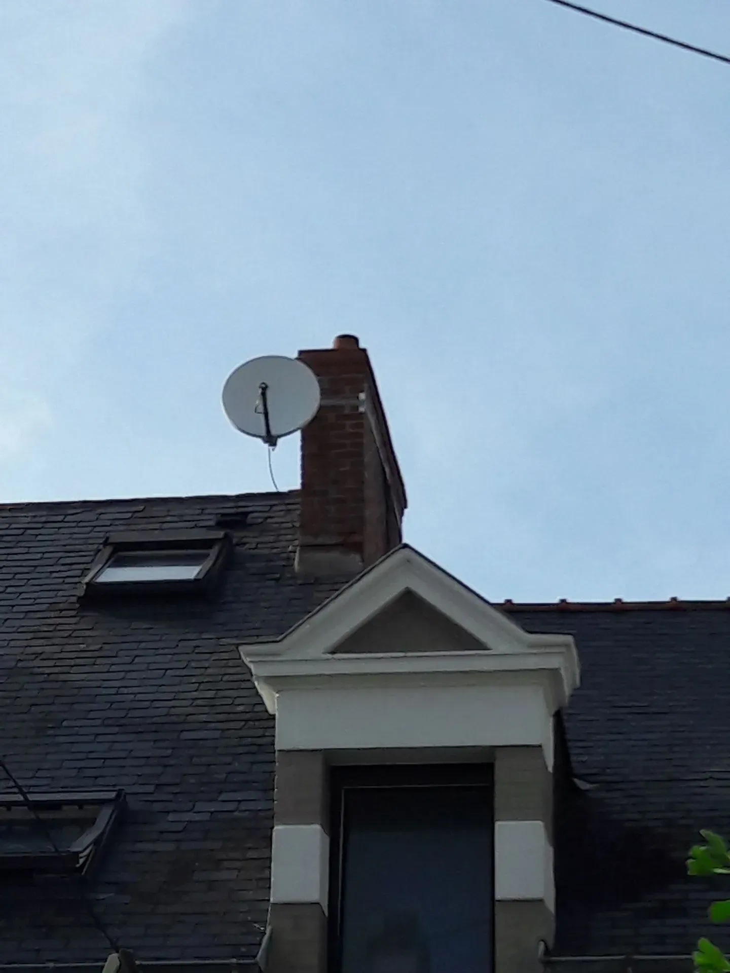Antenne parabolique accrochée à une cheminée