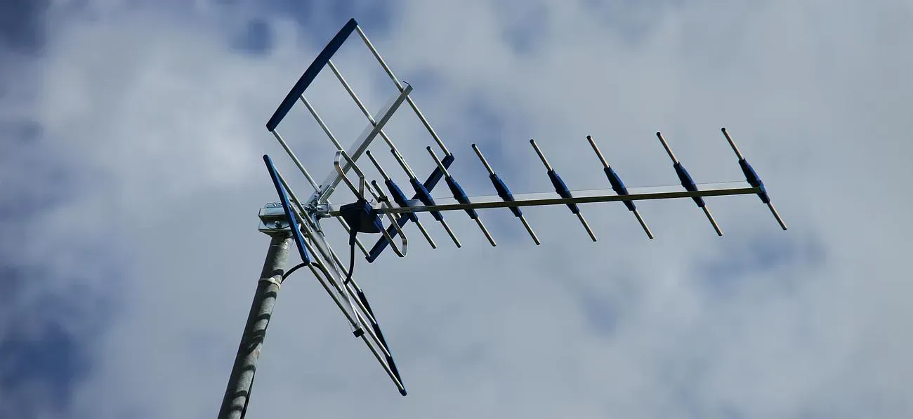 Antenne de télévision sur un toit