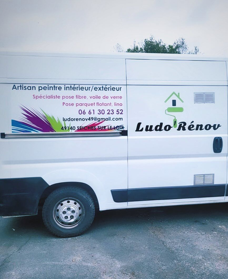 Camionnette portant le nom de l'entreprise Ludo’Rénov et les coordonnées ; stationnée à l'extérieur.
