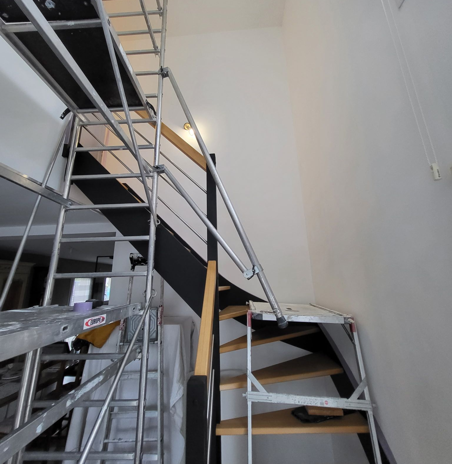 Échafaudage à côté d'un escalier.