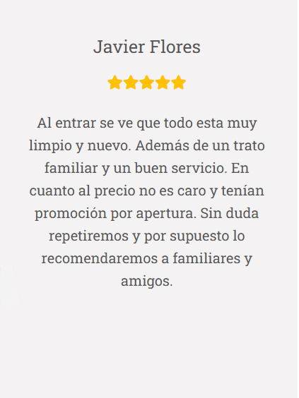 Una reseña de Javier Flores en español con cinco estrellas.
