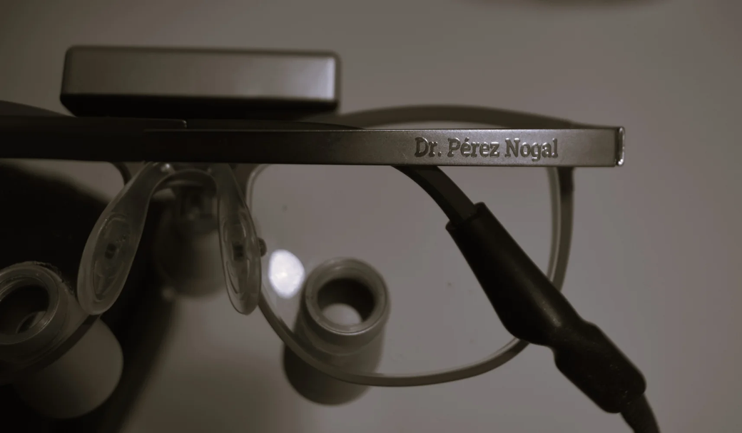 Un par de lupas con un nombre grabado en ellas