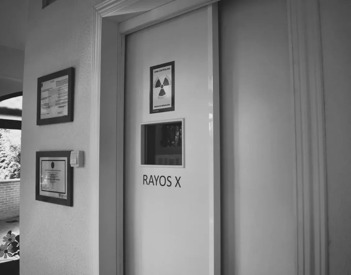 Una foto en blanco y negro de una puerta rayos x