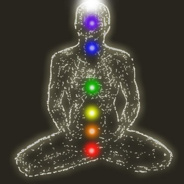 Ambiance spa avec serviettes, bougies, plantes et lumière du soleil.