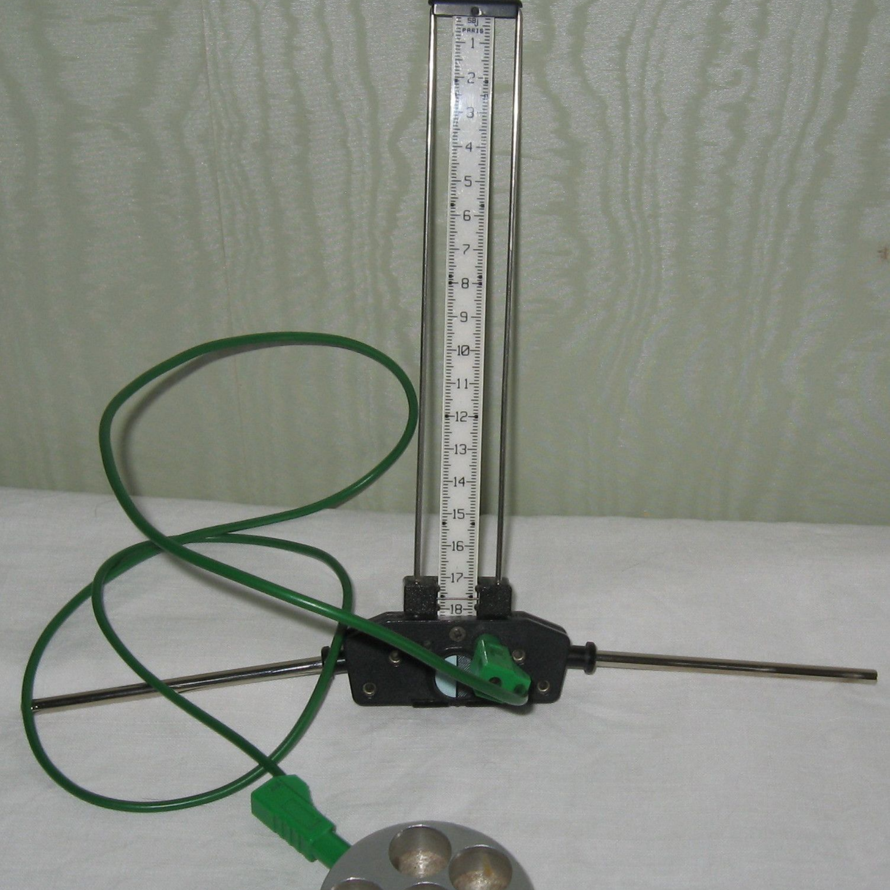 Lampe en cristal de sel sur une table en pierre texturée et bois, lumière douce, intérieur chaleureux.