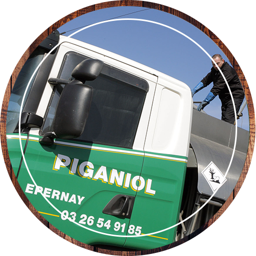 Un homme sur un camion de livraison de fioul