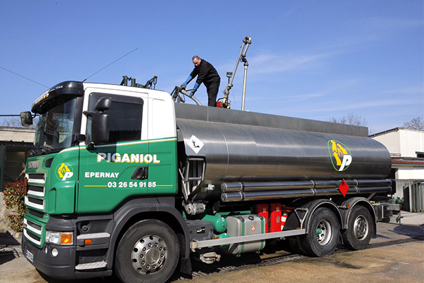 Homme entrain de remplir un camion