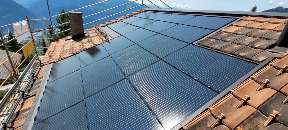 Pose de panneaux solaires par MRS Sàrl