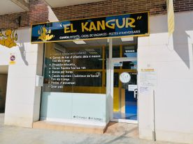 Un edificio con un cartel que dice 