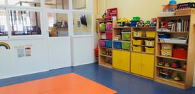 Una habitación llena de muchos juguetes y estantes.