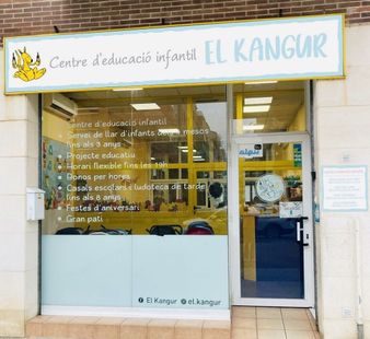 Un escaparate con un cartel que dice El Kangur