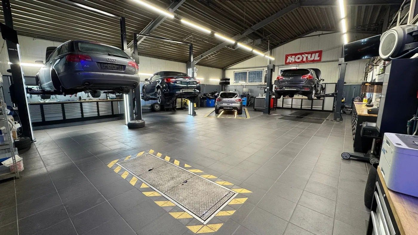 Die Werkstatt von KFZ-Meisterbetrieb Egert mit Autos auf Hebebühnen