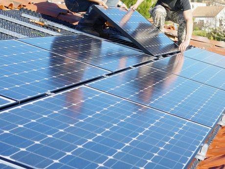 Pose de panneaux photovoltaïque sur la toiture d'une maison