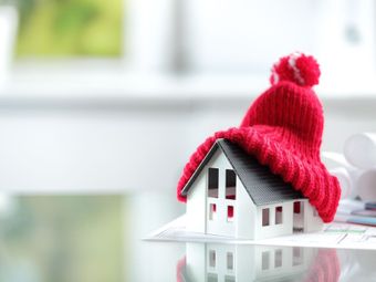 Maison avec un bonnet rouge pour l'amélioration énergétique 