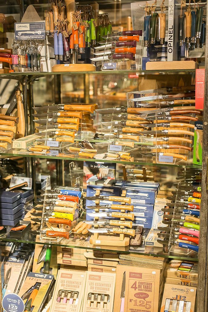 De nombreux couteaux Opinel