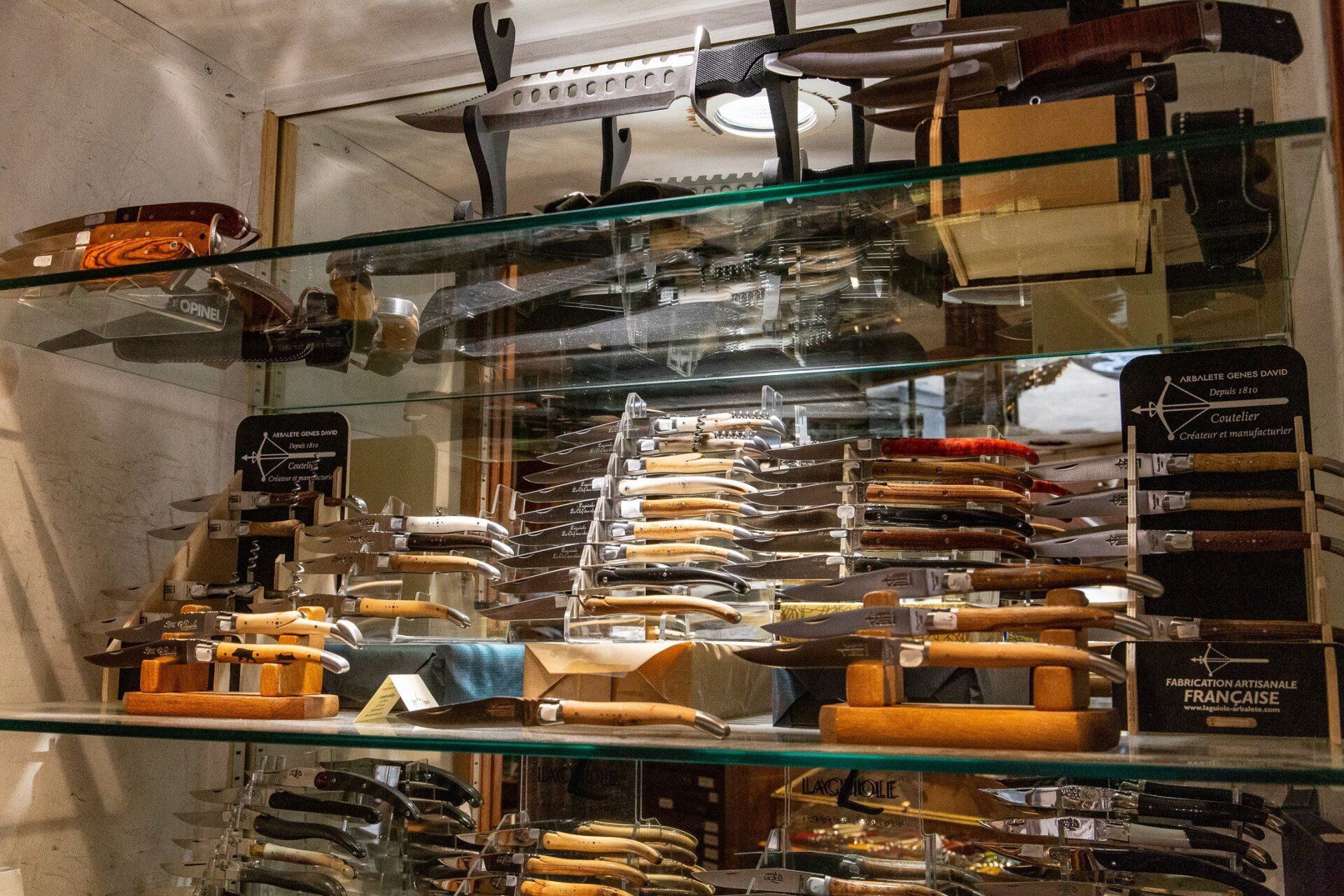 Couteaux sur étagères