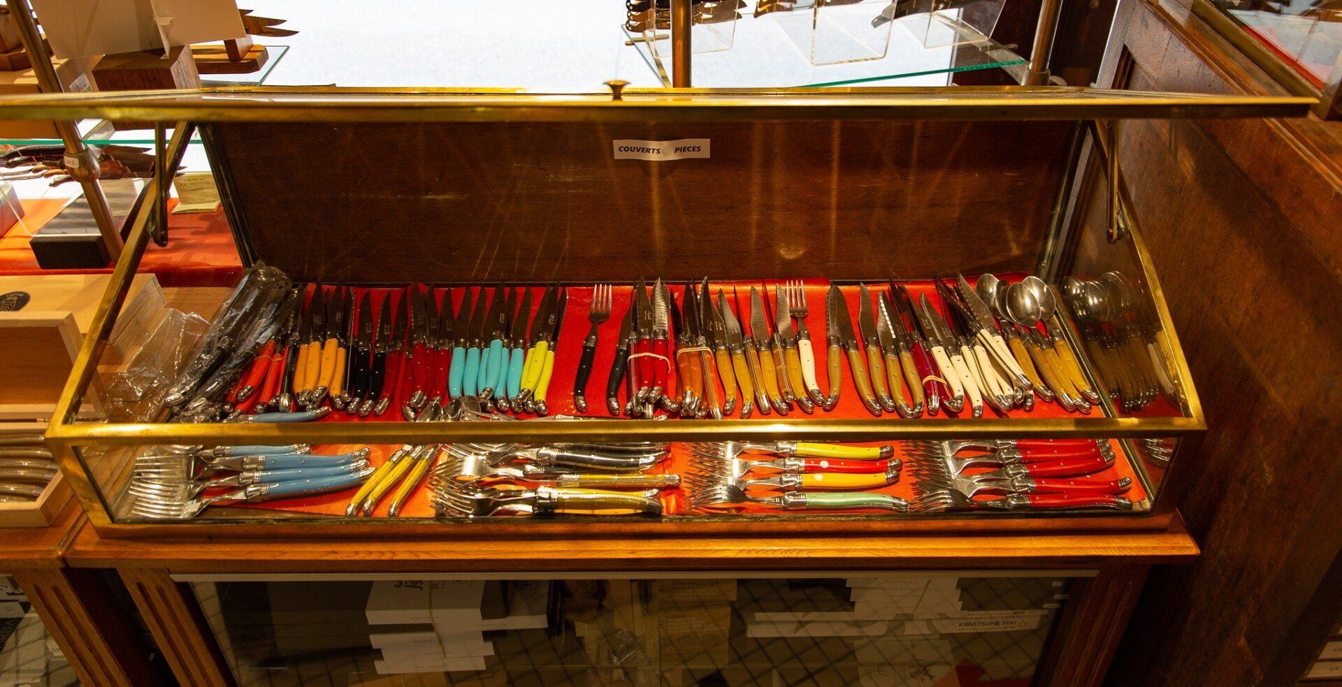 Large choix de couteaux