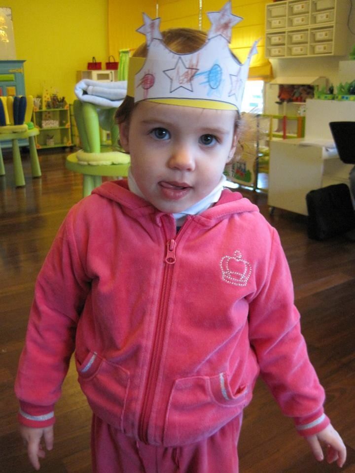 Um menino com um casaco rosa