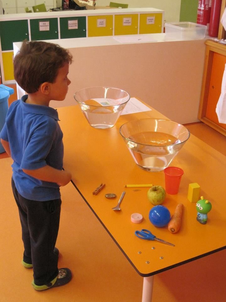 Um rapaz parado na sala de aula