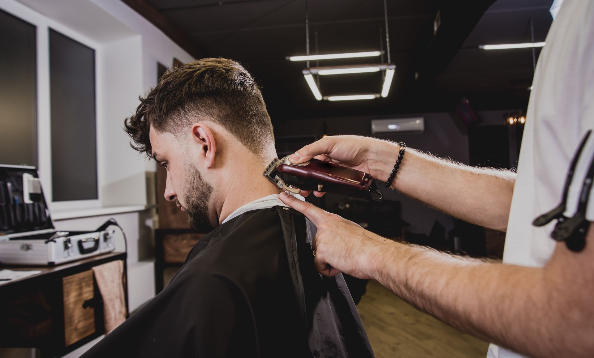 Un hombre se está cortando el pelo en una barbería.