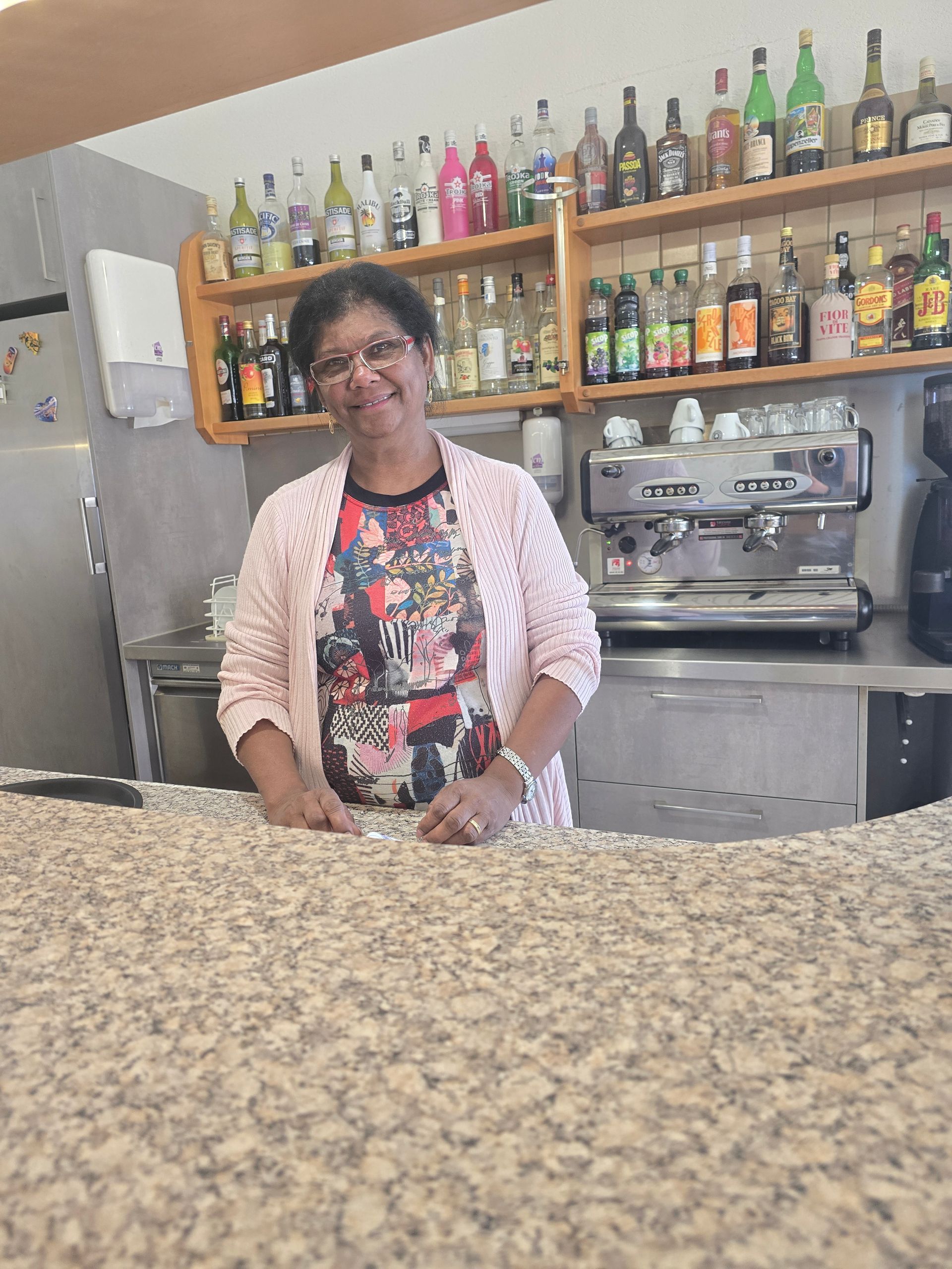 Marie-Françoise, gérante du restaurant  les Tioleires Chez Françoise, vous accueille du lundi au samedi.