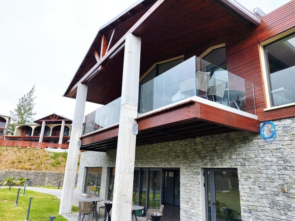 Balcon d'hôtel en bois avec garde-corps vitré