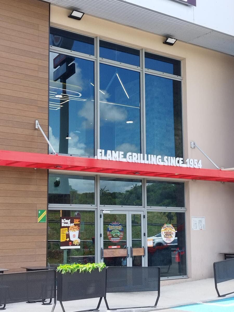 Devanture vitrée d'un burger king