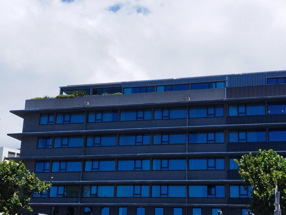 Hotel avec grandes vitres à controle solaire et accoustique