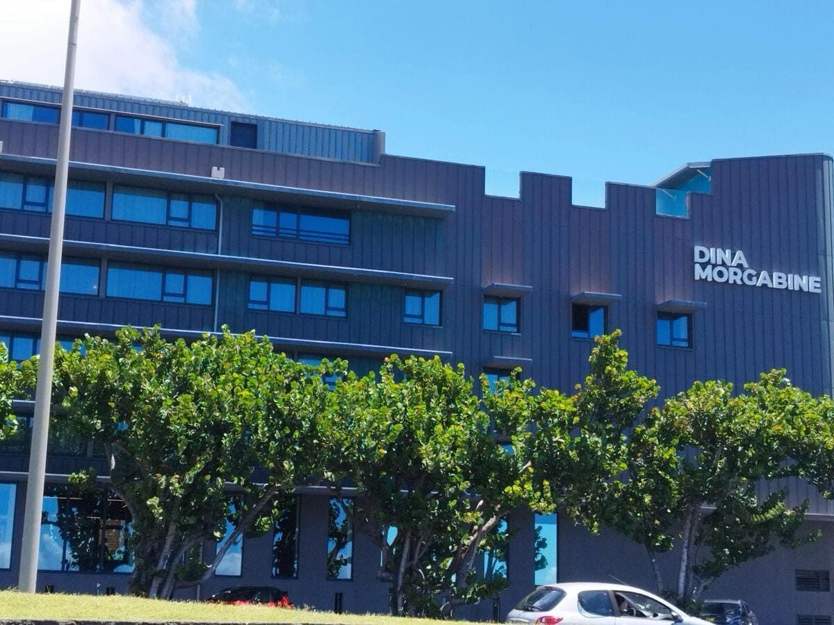 Hotel avec plein de vitre et arbres devant