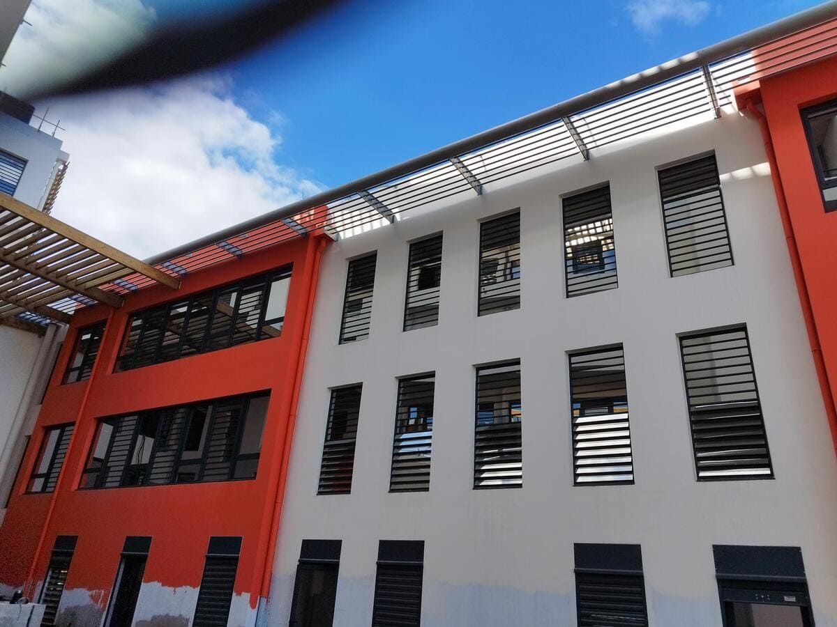 Clinique rouge et blanche avec fenetre haute