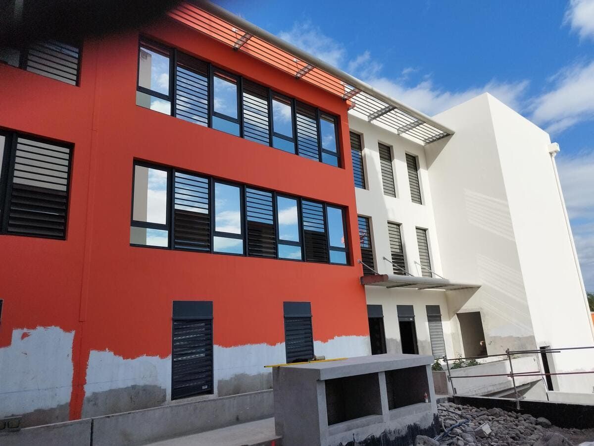 Clinique rouge et blanche avec vitrage à contrôle solaire