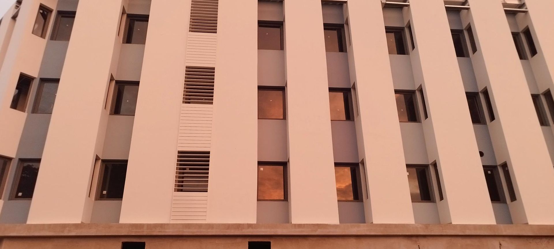 Devanture d'immeuble blanc avec vitrage sécurisé