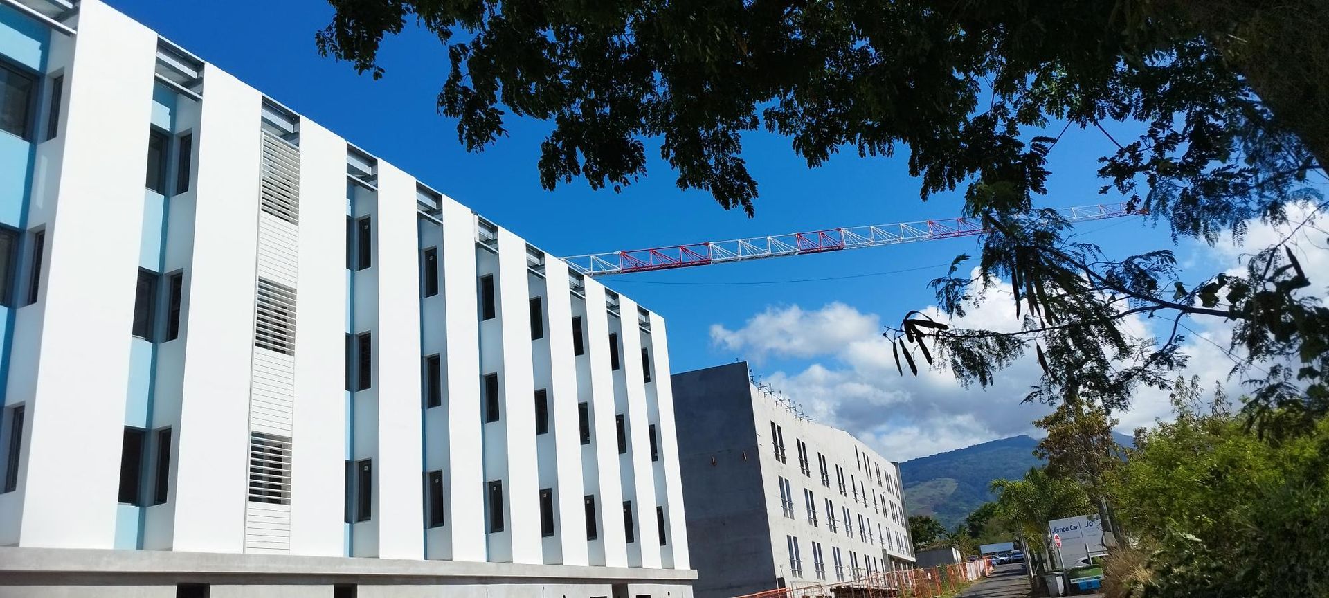 Devanture d'hôtel blanc avec vitrage sécurisé