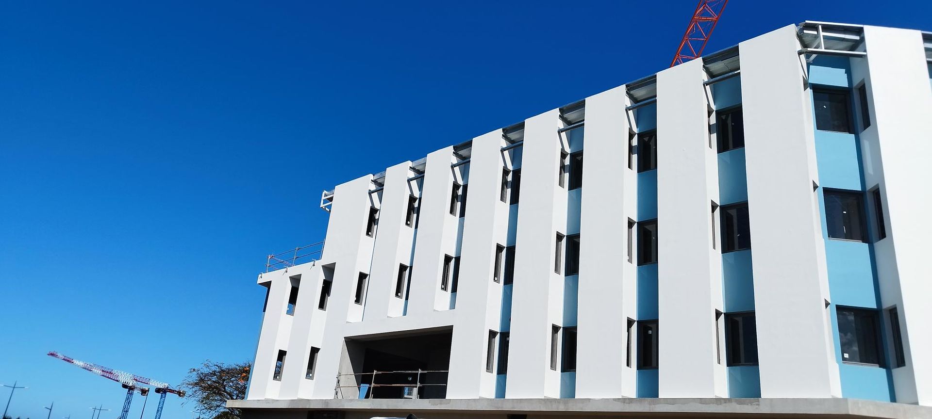Immeuble blanc avec ciel bleu