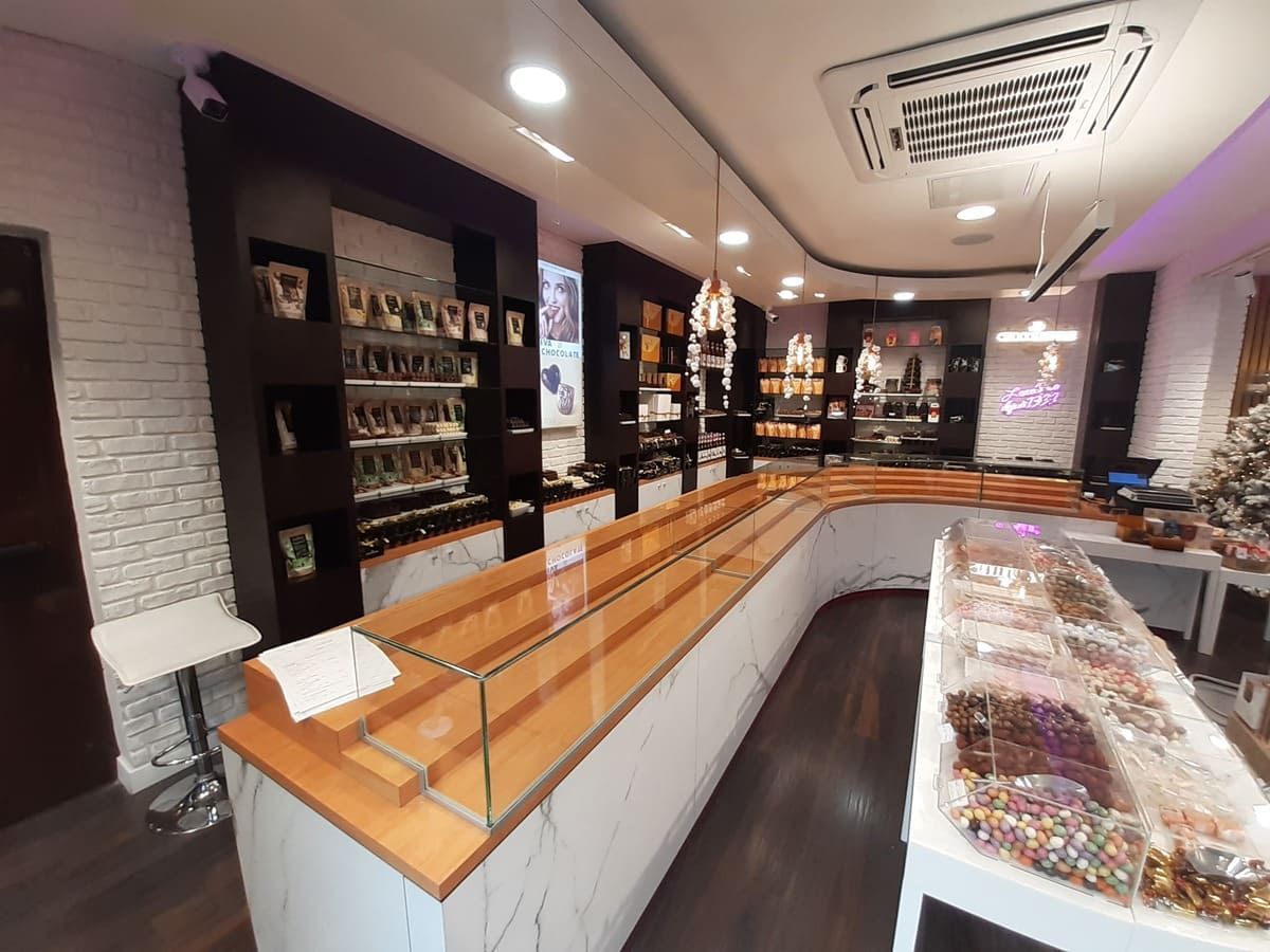 Intérieur de chocolaterie avec présentoir vitré