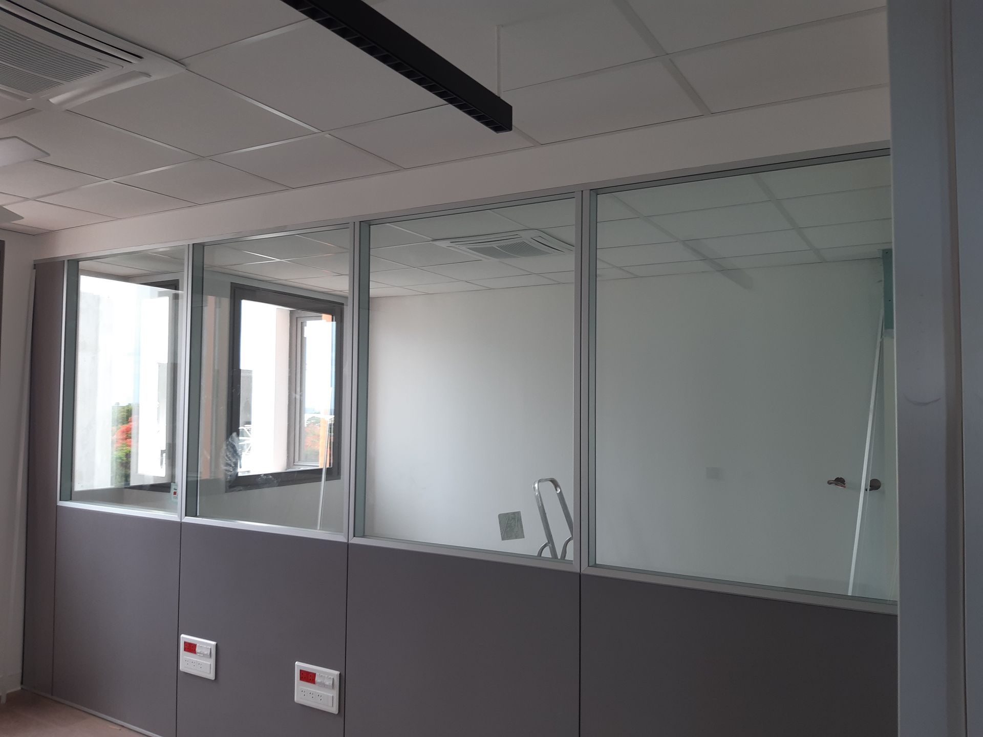 Paroi vitrée en intérieur d'hôtel