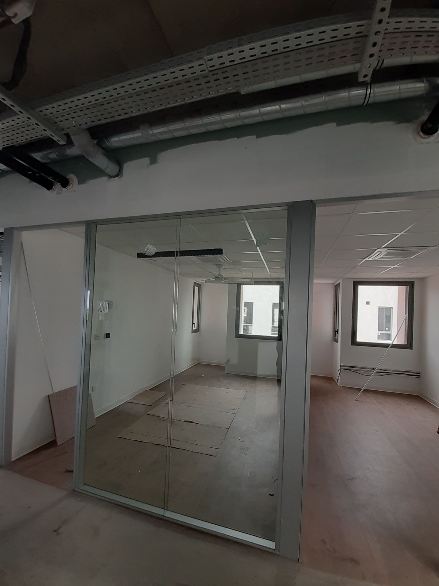 Porte vitrée en intérieur d'hôtel