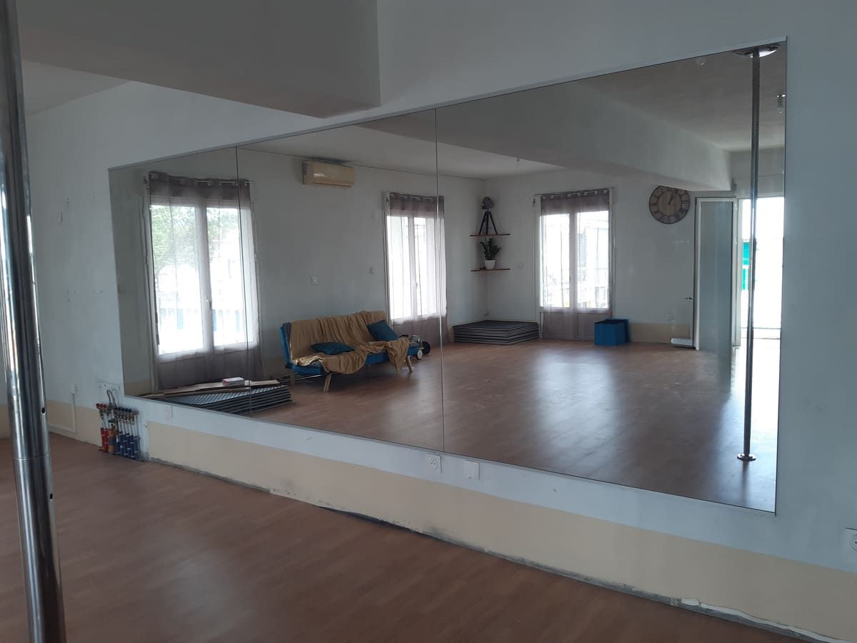 Grand mirroir avec canapé bleu et drap jaune