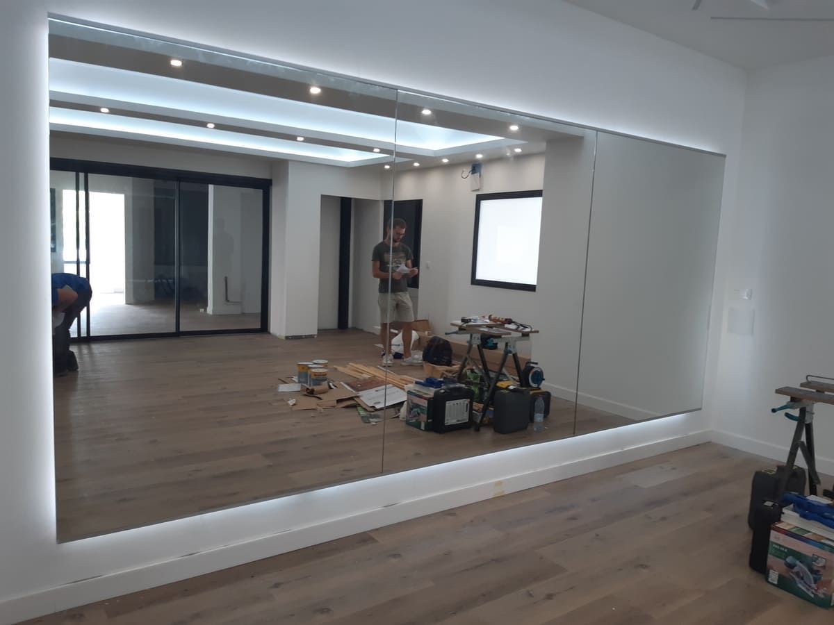 Miroir de grande dimension dans salle blanche