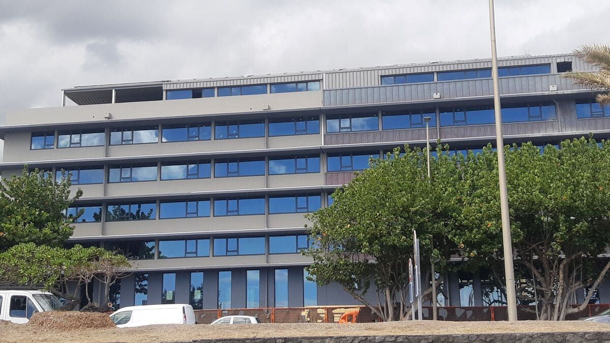 Hotel avec grandes vitres et ciel gris