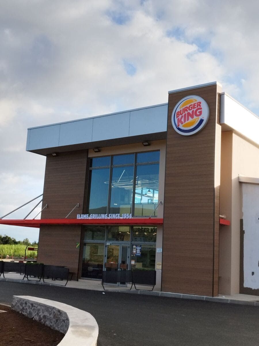 Vue de loin d'un Burger King à la devanture vitrée