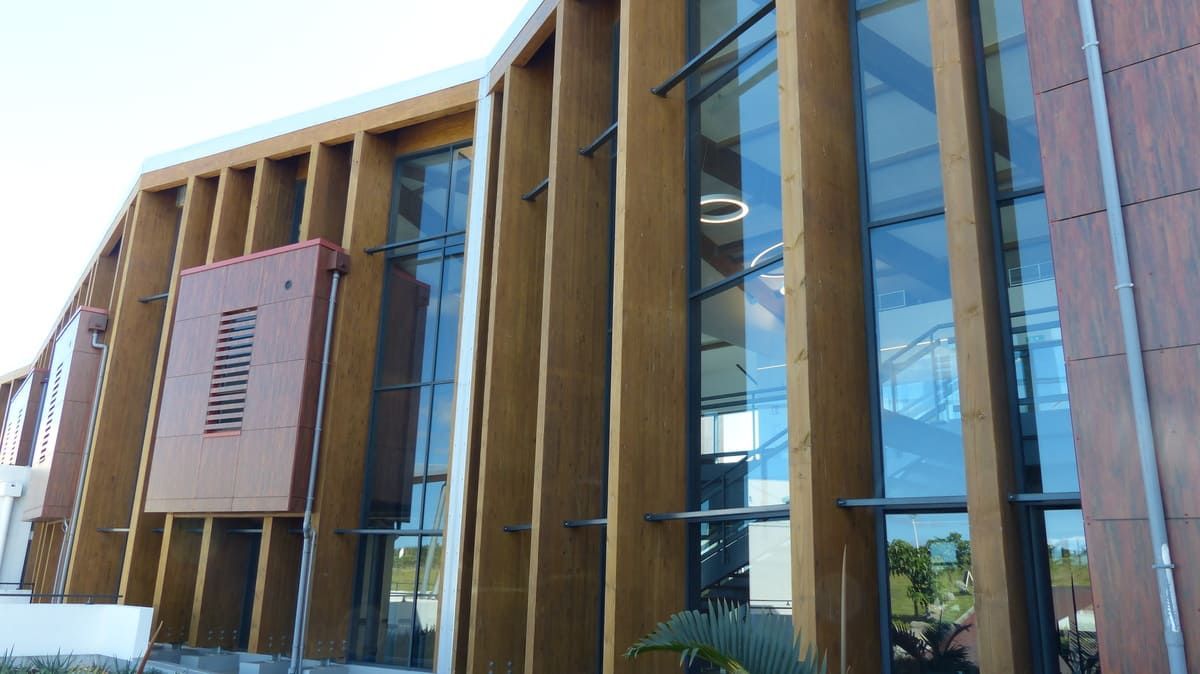 Clinique avec grande baies vitrées