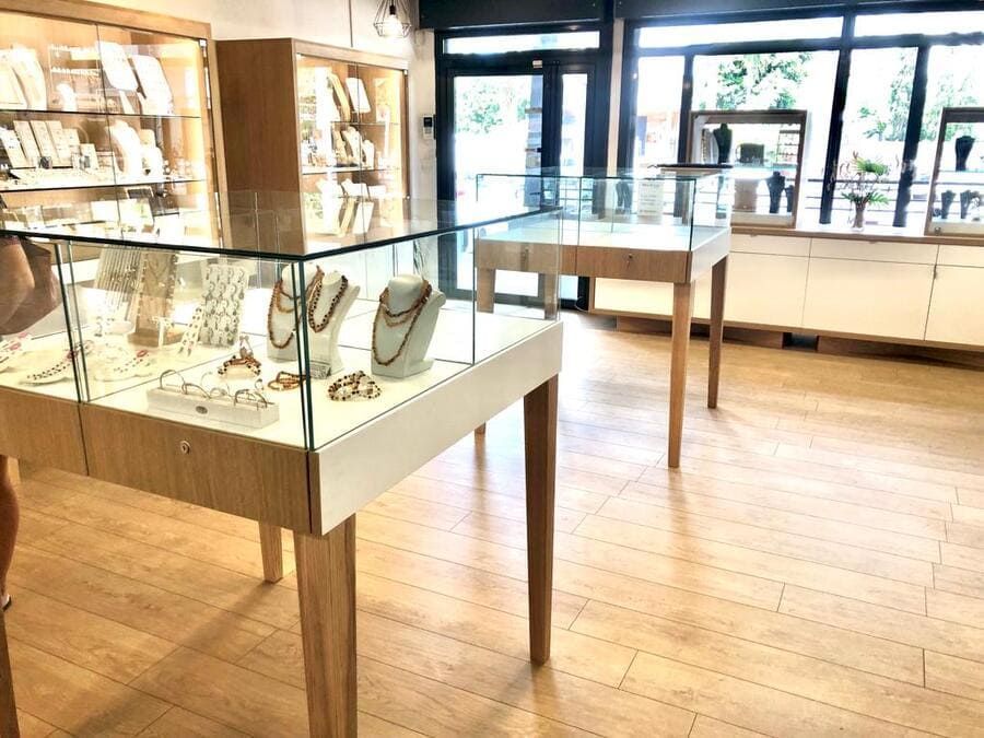 Présentoir vitré dans un magasin à bijoux
