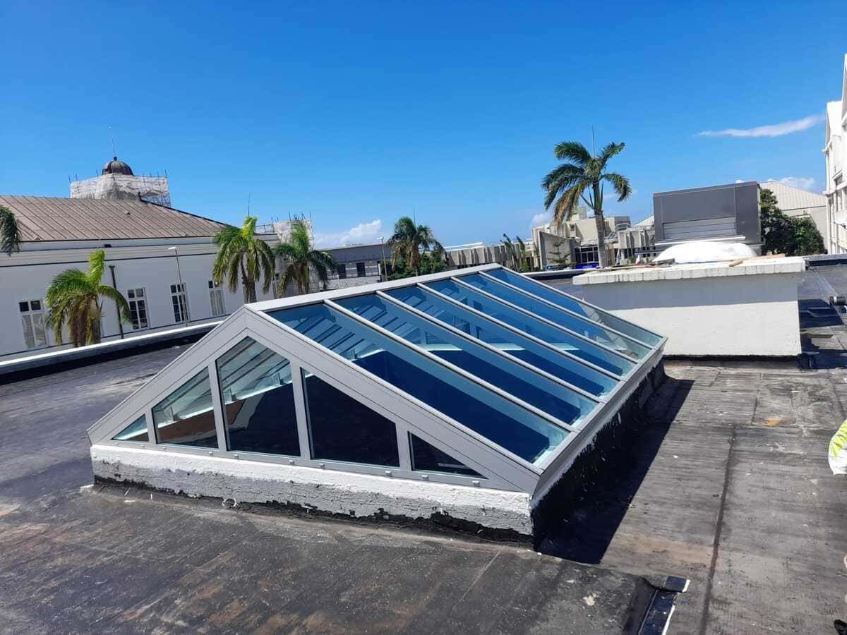 Verrière pyramidale sur toit