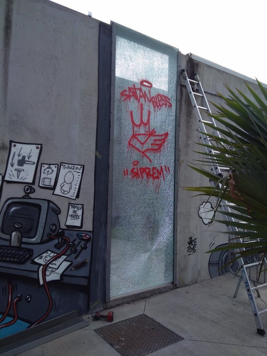 Vitre cassée avec tag rouge