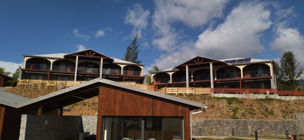 Hôtel avec garde corps vitrés et en bois