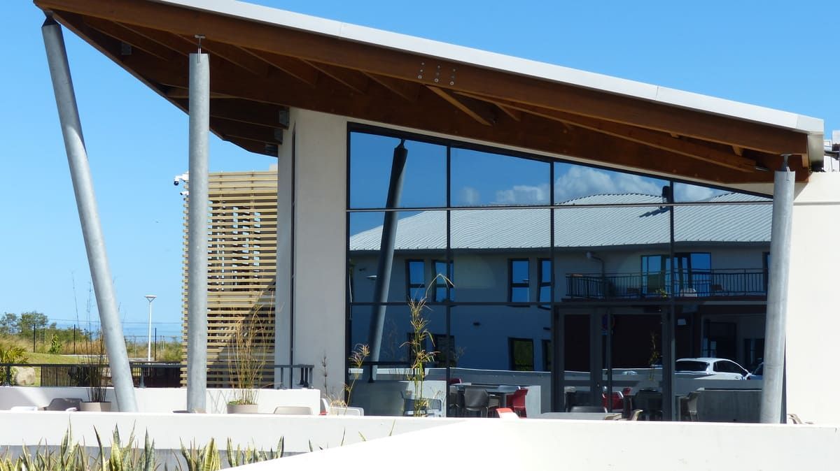 Vue de loin de l'hopital de Tamarin