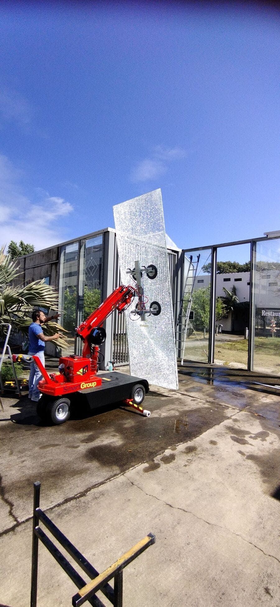 Machine en train de remplacer du verre trempé